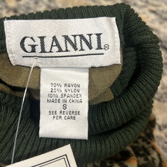 GIANNI Contrast Turtleneck Sweater - Picture 9 of 11